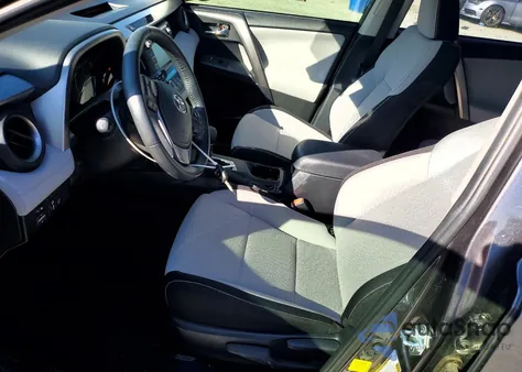 2017 Toyota Rav4 Xle z USA, uszkodzony, nr VIN JTMWFREV2HJ131471